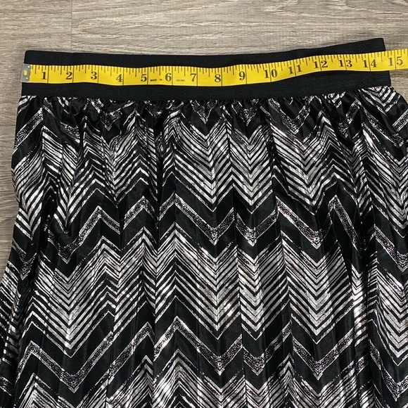LuLaRoe Women’s Black & Silver Metallic Pleated Skirt Sz M - Picture 8 of 10